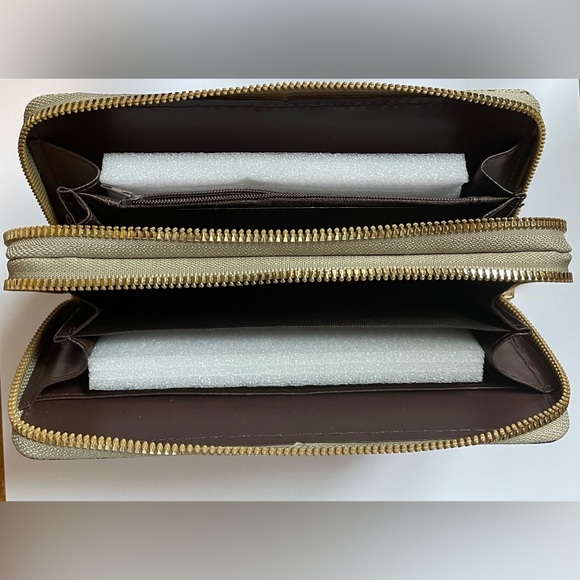 Ch!c Unlimited Wristlet - Picture 2 of 2